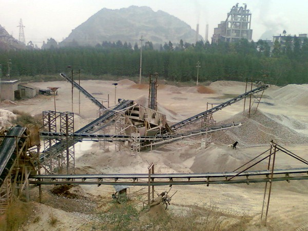 時產(chǎn)300噸以上的玄武巖破碎機(jī)生產(chǎn)線（出4種砂子）配置