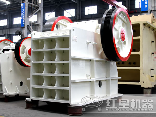  顎式破碎機(jī)近圖