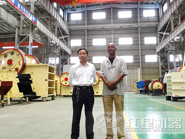 顎式破碎機(jī)生產(chǎn)車間實(shí)拍