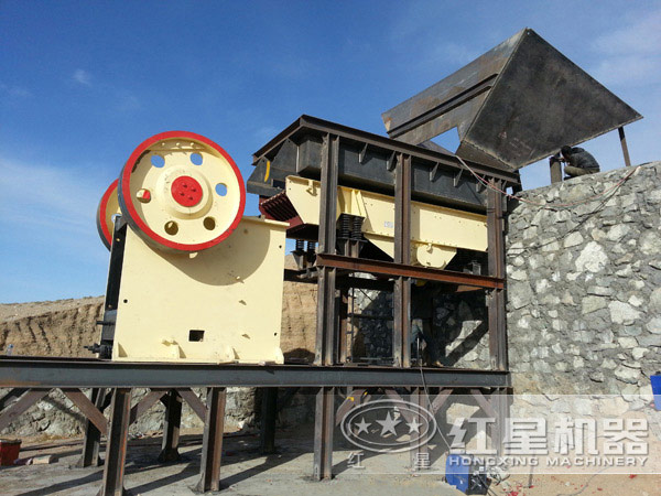 顎式破碎機(jī)現(xiàn)場作業(yè)圖