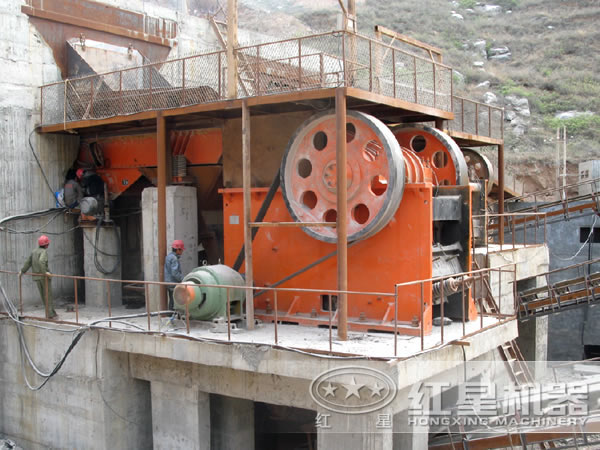 顎式破碎機現(xiàn)場圖