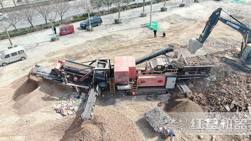 移動(dòng)石頭破碎機(jī)設(shè)備作業(yè)現(xiàn)場(chǎng)