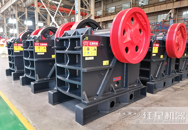 顎式破碎機(jī)，生產(chǎn)線中粗碎環(huán)節(jié)，進(jìn)料口大，時(shí)產(chǎn)量1~1000噸