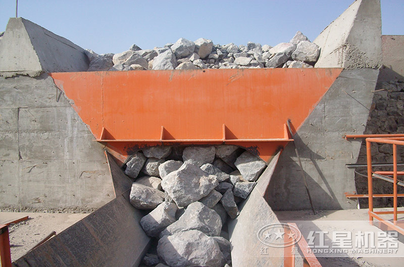 打花崗巖的機器一小時產(chǎn)量1000噸多少錢？含現(xiàn)場視頻