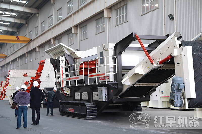 紅星機(jī)器小型移動(dòng)磕石機(jī)，客戶來(lái)廠考察