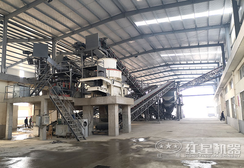 室內(nèi)制砂配置沖擊式破碎機(jī)，產(chǎn)量300噸/時(shí)