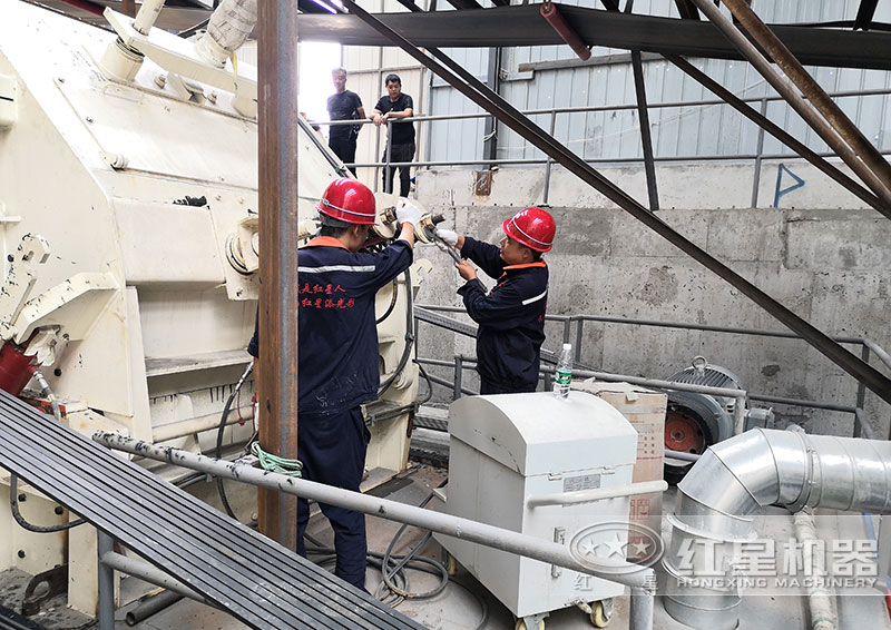 紅星機器售后人員現(xiàn)場安裝