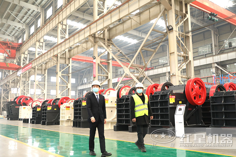 紅星機(jī)器小型破碎機(jī)車間現(xiàn)貨，客戶實(shí)地考察