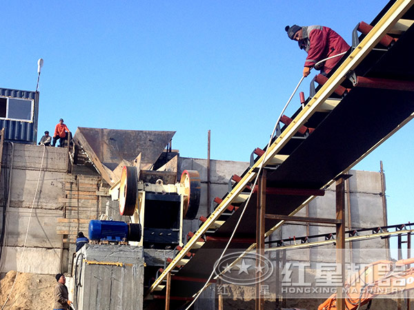 顎式破碎機現(xiàn)場圖