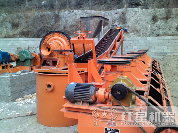 螢石室外浮選作業(yè)現(xiàn)場