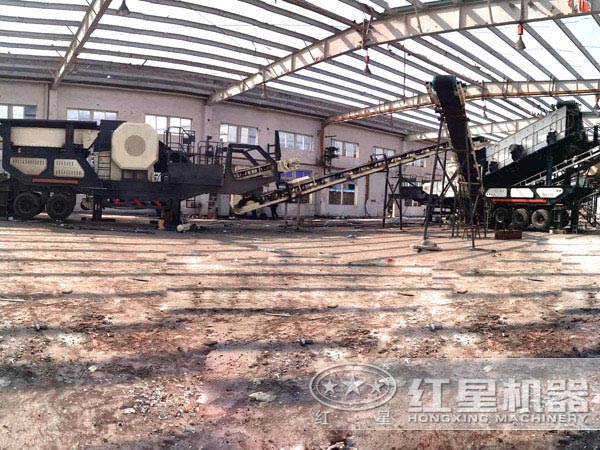 流動(dòng)式磕石機(jī)現(xiàn)場(chǎng)圖