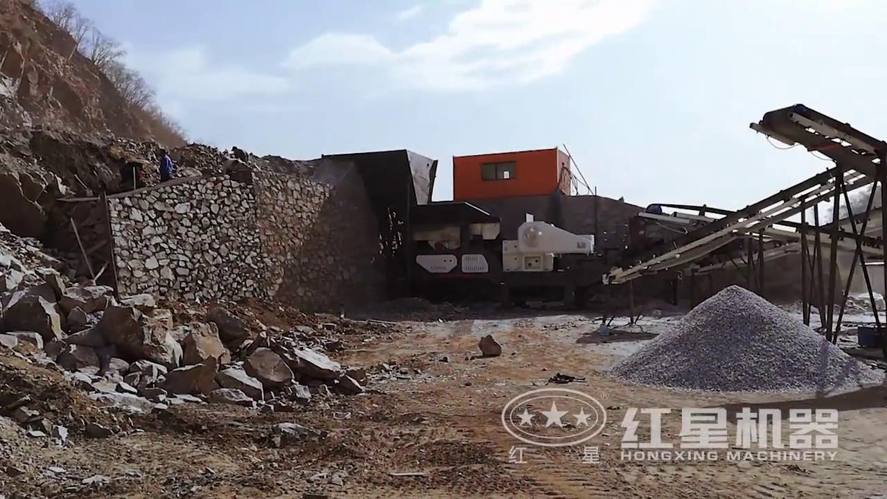 吉林四平移動(dòng)破碎站生產(chǎn)現(xiàn)場(chǎng)