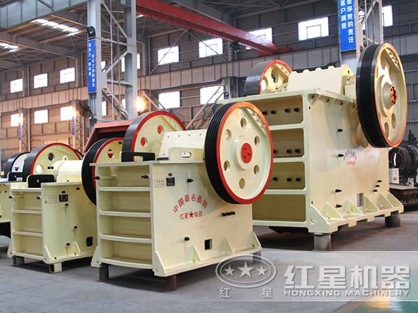 顎式破碎機生產(chǎn)車間實拍