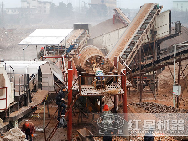 建筑垃圾移動粉碎機現(xiàn)場實拍