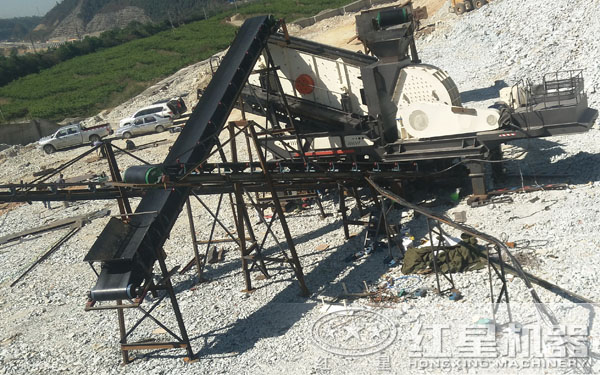 礦山移動(dòng)破碎車(chē)生產(chǎn)現(xiàn)場(chǎng)