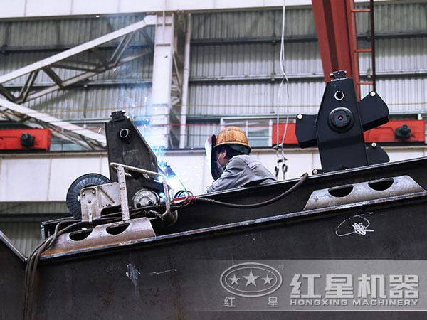 移動(dòng)打沙機(jī)車間工人