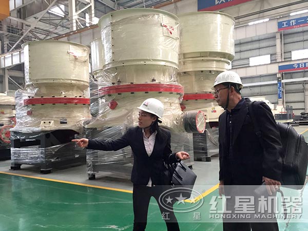 客戶單缸圓錐破碎機(jī)車間考察