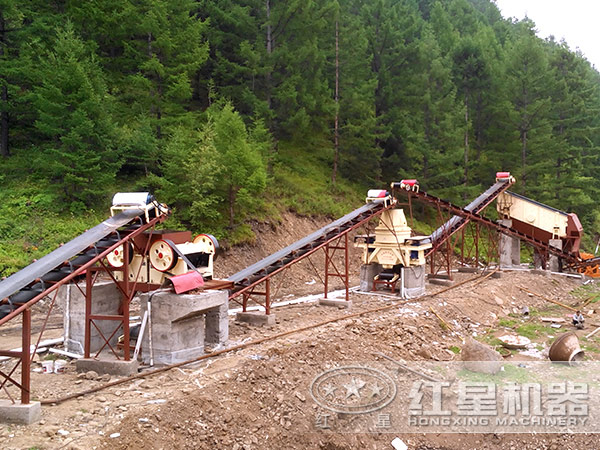 配置2臺(tái)顎破的制砂生產(chǎn)線現(xiàn)場(chǎng)