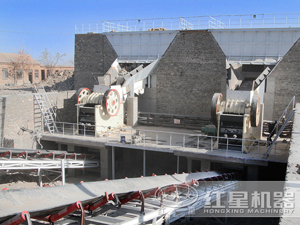 顎式破碎機(jī)生產(chǎn)現(xiàn)場(chǎng)2