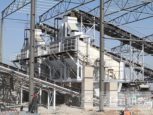 鵝卵石反擊式粉碎機(jī)現(xiàn)場(chǎng)實(shí)拍2