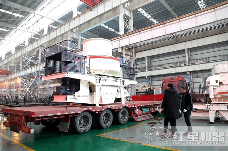 制砂機(jī)裝車發(fā)貨啦，天氣的寒冷擋不住購(gòu)機(jī)的熱情