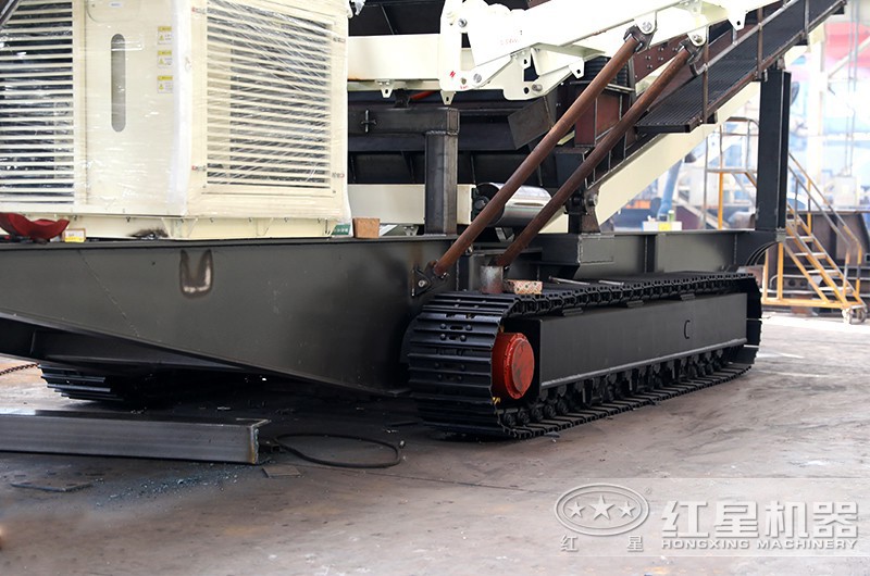 履帶行駛，穩(wěn)穩(wěn)當(dāng)當(dāng)