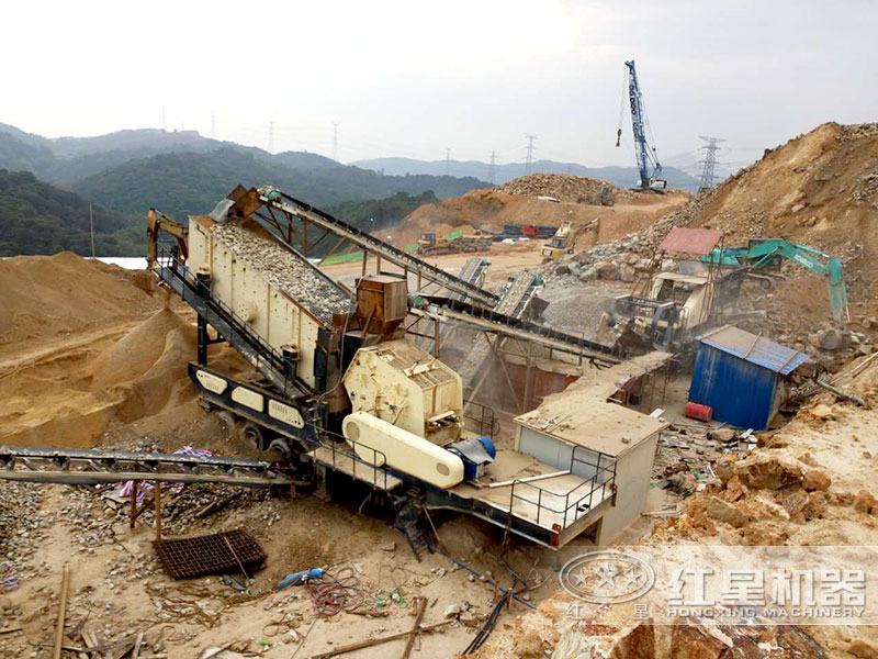 時產300噸以上的流動碎石作業(yè)現場