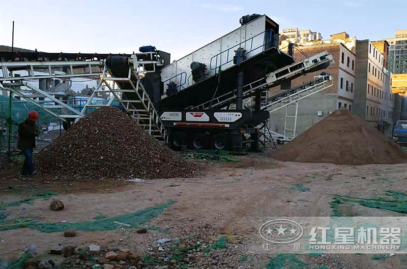既能碎石也能制沙的流動(dòng)磚渣粉碎機(jī)加工現(xiàn)場