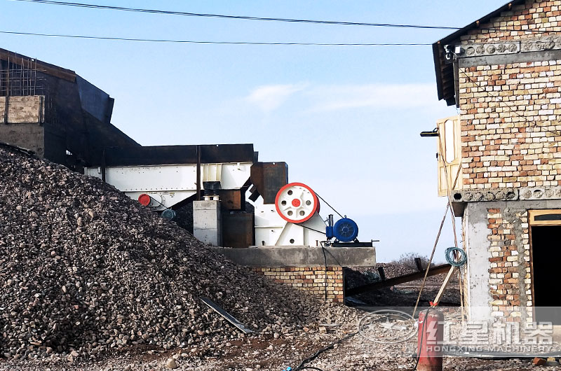 顎式破碎機(jī)工作現(xiàn)場(chǎng)