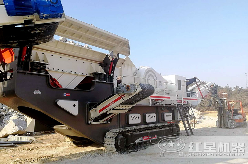 紅星履帶移動(dòng)砂石環(huán)保生產(chǎn)設(shè)備現(xiàn)場(chǎng)