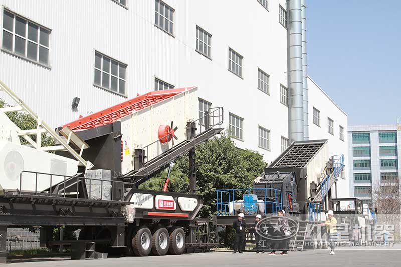 客戶前來廠家廠區(qū)考察流動(dòng)制沙機(jī)