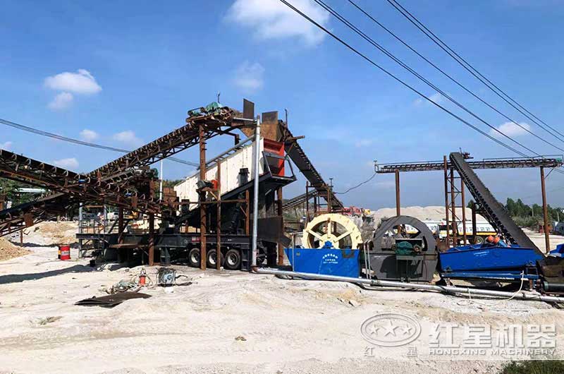 海南制沙現(xiàn)場兩臺雙排輪式洗砂機配細砂回收機