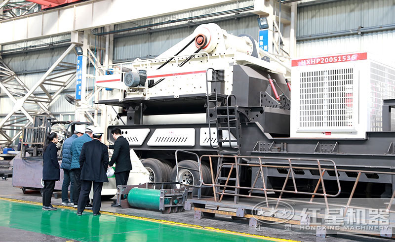 客戶參觀建筑垃圾粉碎機(jī)生產(chǎn)車間