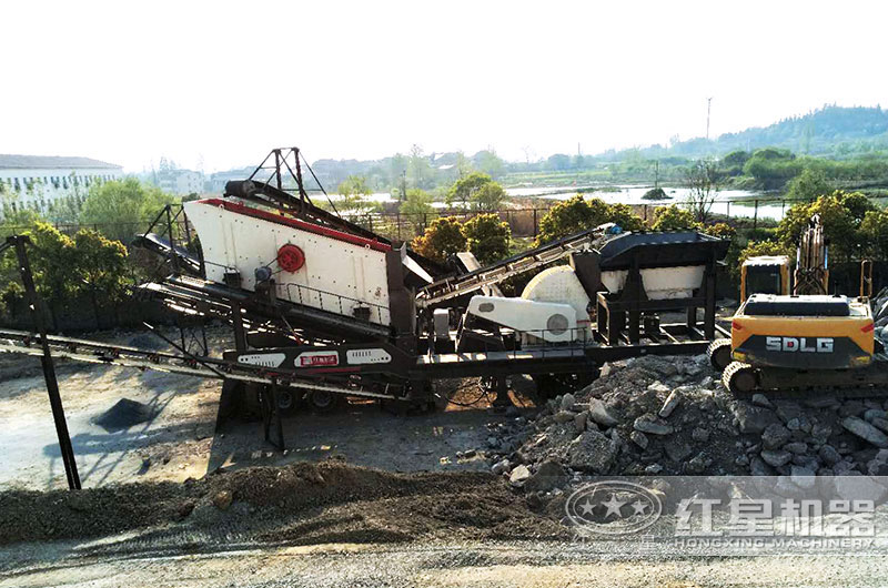 不帶鋼筋的路面混凝土破碎現(xiàn)場