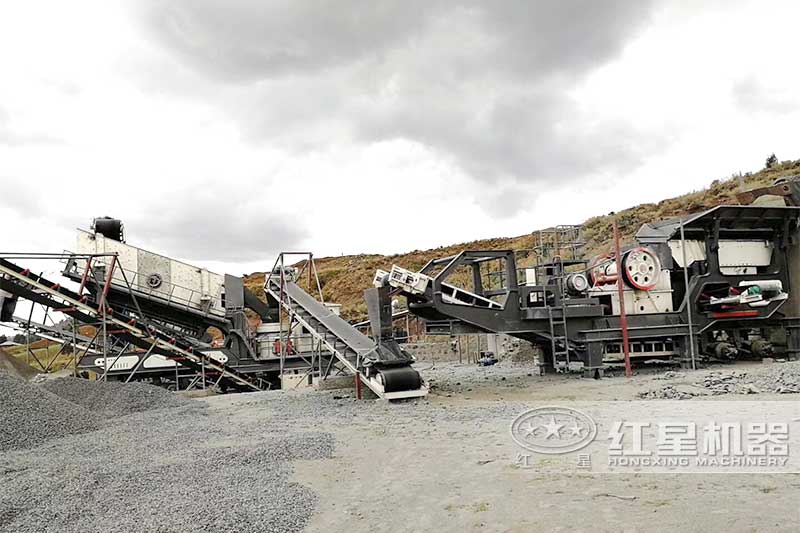 兩臺(tái)車(chē)載碎石機(jī)組成的移動(dòng)碎石生產(chǎn)線(xiàn)