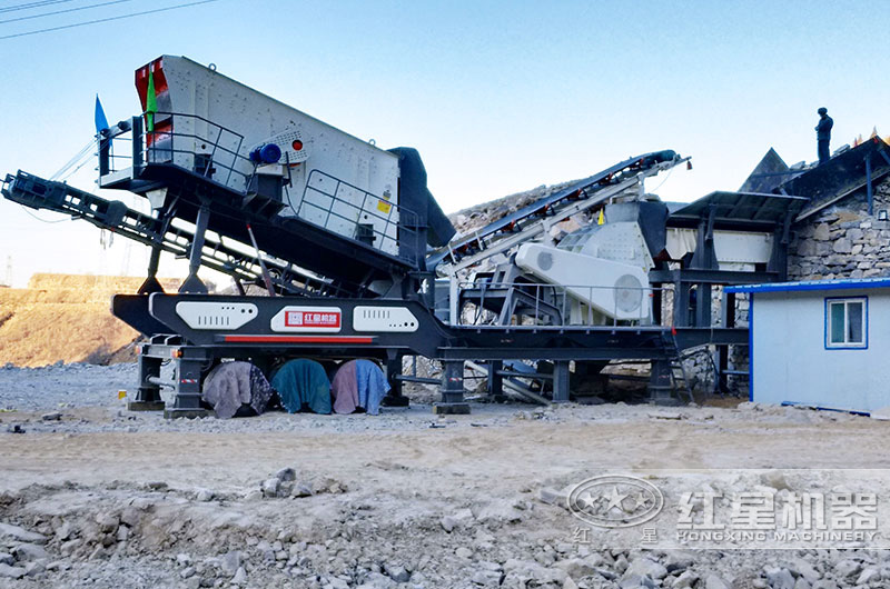 移動(dòng)重錘式破碎機(jī)加工現(xiàn)場(chǎng)