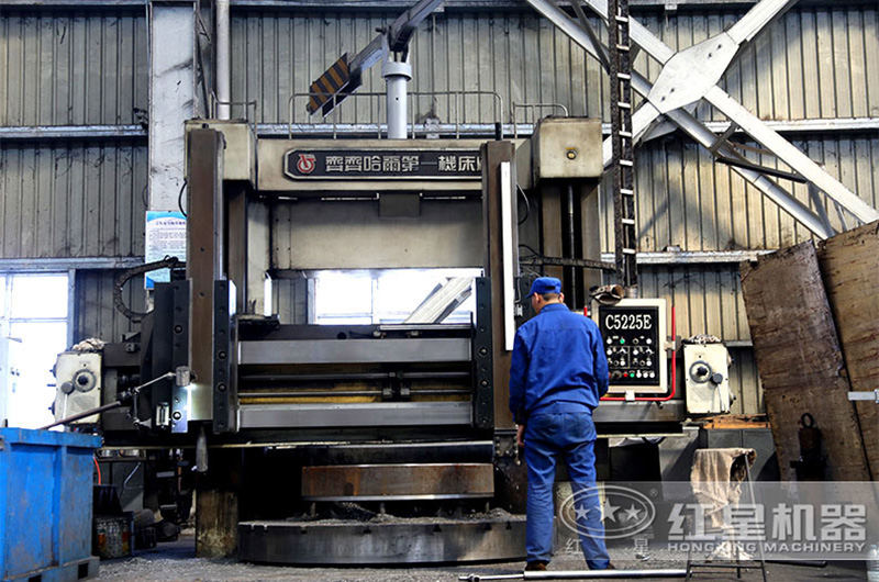 工人正在加工設(shè)備部件