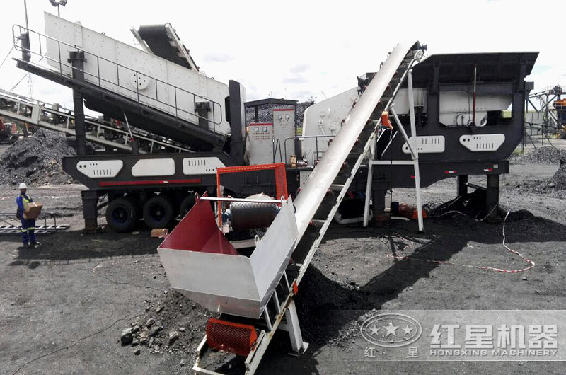 輪胎式移動(dòng)碎石工作現(xiàn)場