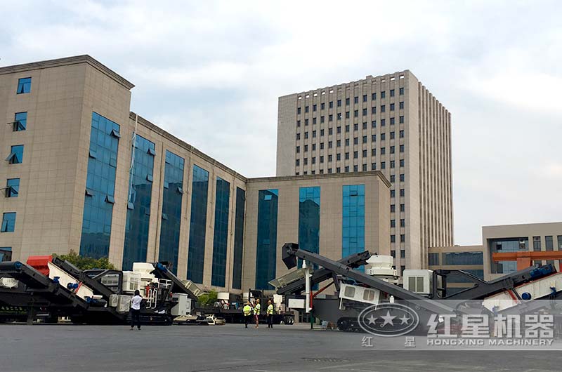 客戶來(lái)廠考察新型多功能石頭破碎機(jī)