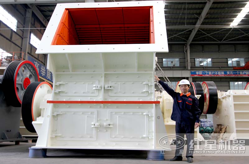 重錘式破碎機(jī)車間實(shí)拍