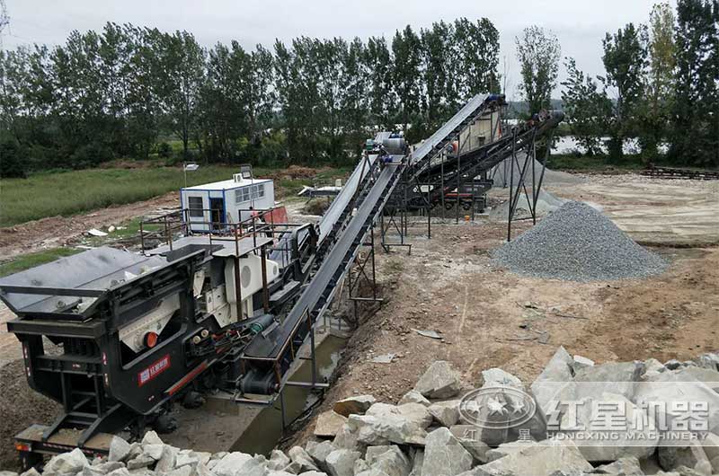 小型車載移動碎石機現(xiàn)場實拍