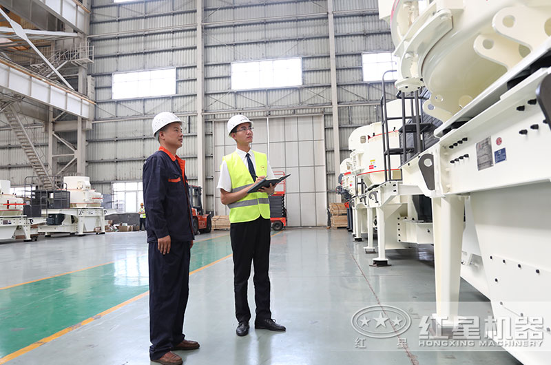 技術(shù)人員檢查設(shè)備現(xiàn)場(chǎng)