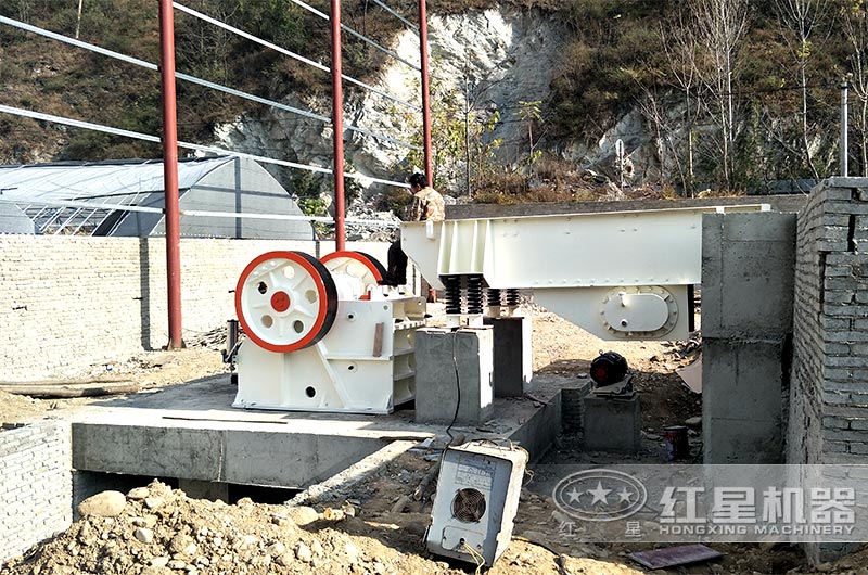 顎破碎機設備現(xiàn)場