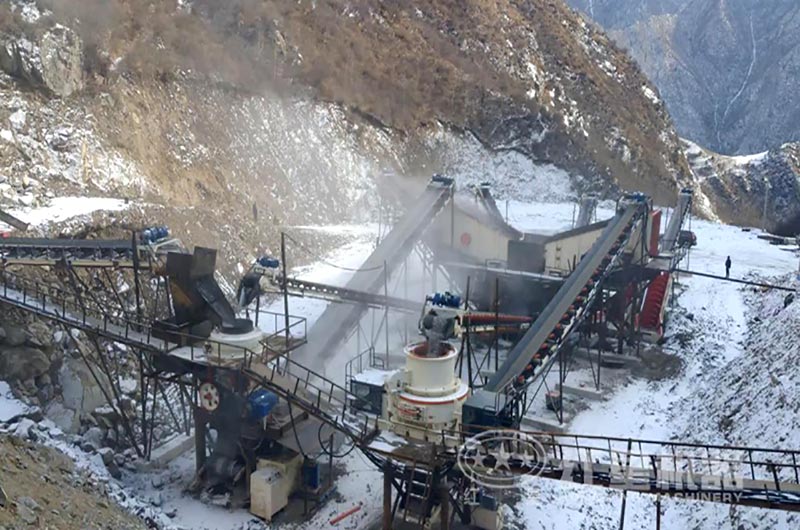 破碎設(shè)備生產(chǎn)線現(xiàn)場(chǎng)