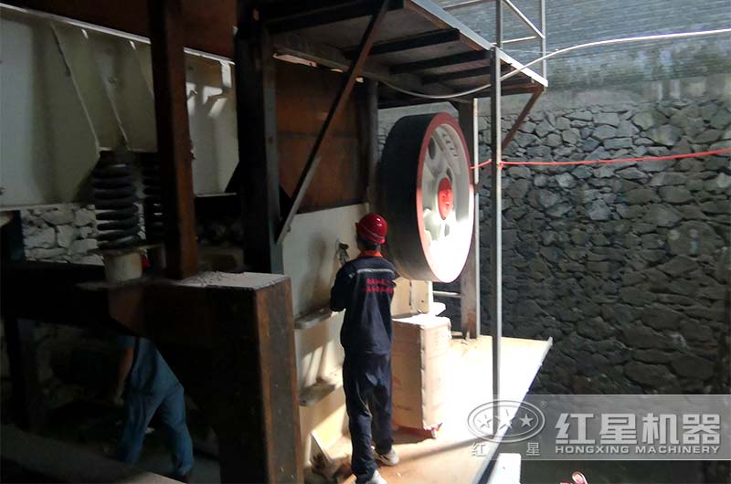 顎式破碎機現(xiàn)場檢查