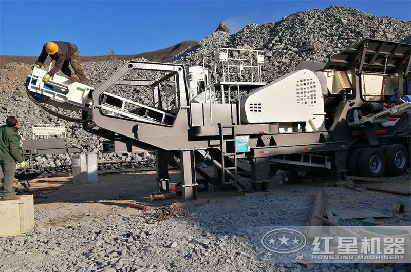 移動顎式破碎機現(xiàn)場
