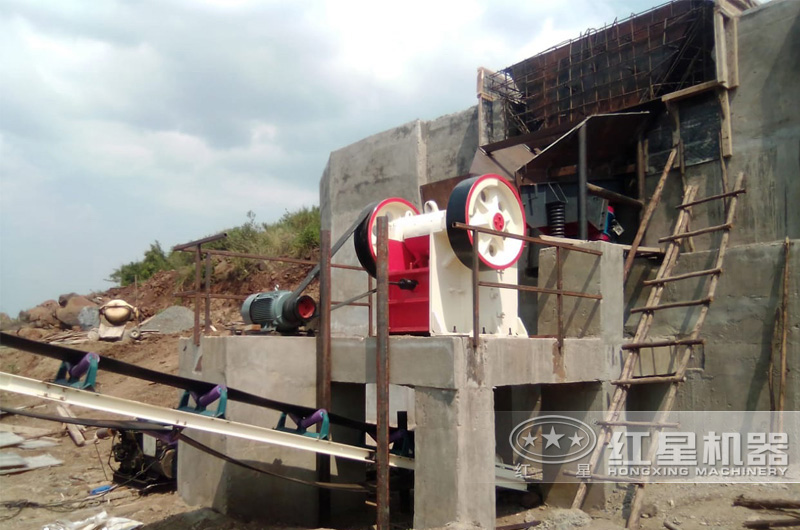 正長(zhǎng)石破碎機(jī)現(xiàn)場(chǎng)