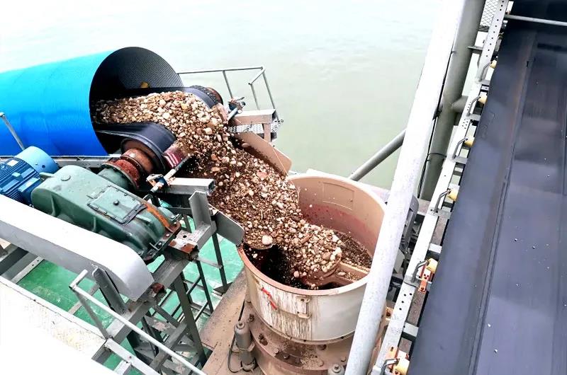 水上砂石生產(chǎn)線現(xiàn)場(chǎng)