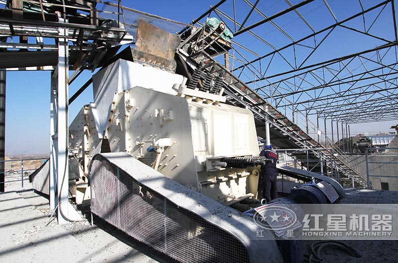 機制砂生產(chǎn)現(xiàn)場反擊式破碎機