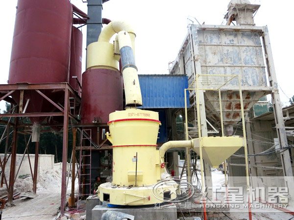 膨潤土雷蒙磨粉機(jī)現(xiàn)場圖